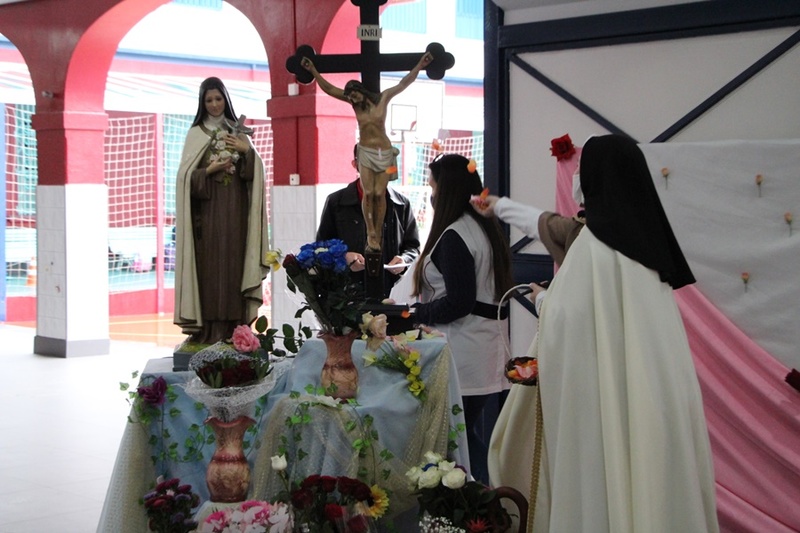 Educandos, educadores e famílias prestam homenagens à padroeira Santa Teresinha do Menino Jesus