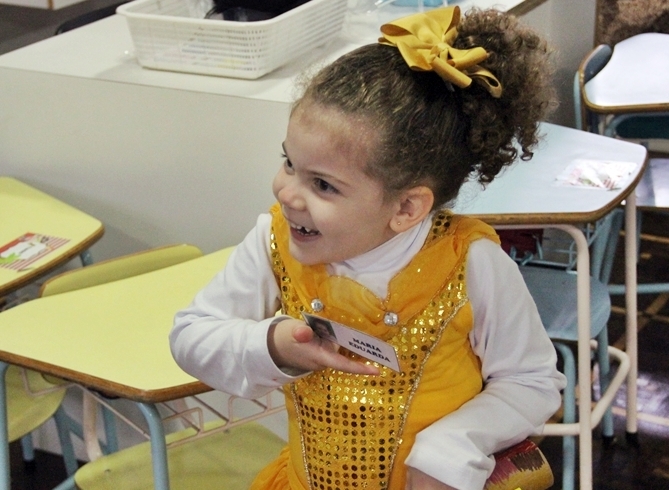 Crianças Do Infantil IV Se Divertem E Aprendem Por Meio De Contos De Fadas