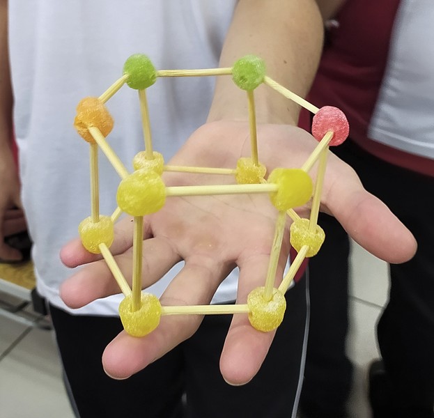 2ªs séries do Ensino Médio aplicam os aprendizados de Matemática através da construção de figuras geométricas em 3D