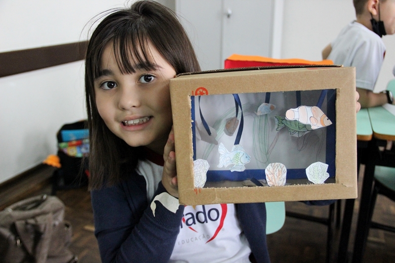 Em atividade Maker, educandos do 2º ano confeccionam aquário de caixa de papelão 