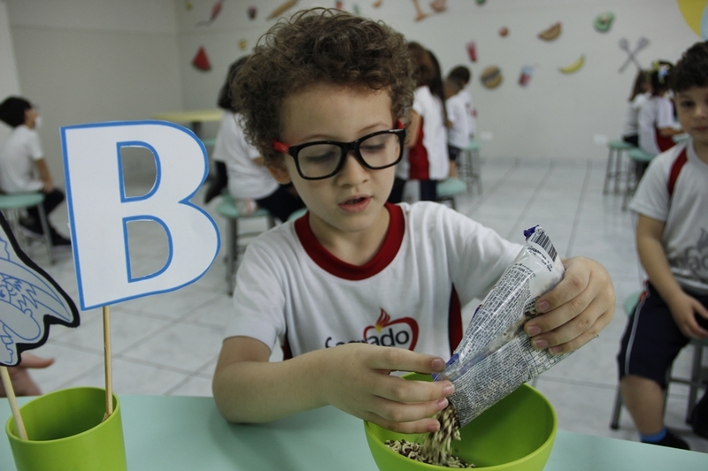 Crianças do Infantil V aprendem a grafia e o fonema das letras B e C de forma prática e divertida