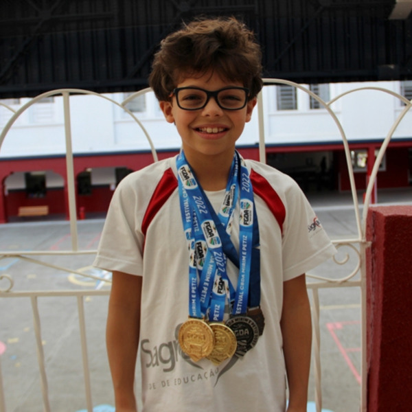 Educando Miguel Magalhães do 5º ano 2, conquista medalha de ouro no Campeonato Sul-Brasileiro Mirim e Petiz de Natação