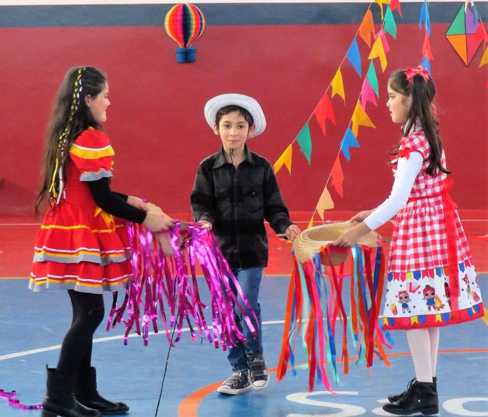 Educandos e famílias da Educação Infantil e Ensino Fundamental – Anos Iniciais participam com alegria da Festa Junina Interna