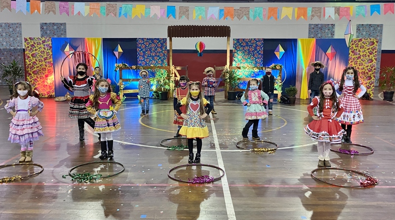 Educação Infantil e Ensino Fundamental – Anos Iniciais realizam a apresentação das danças juninas para as famílias 