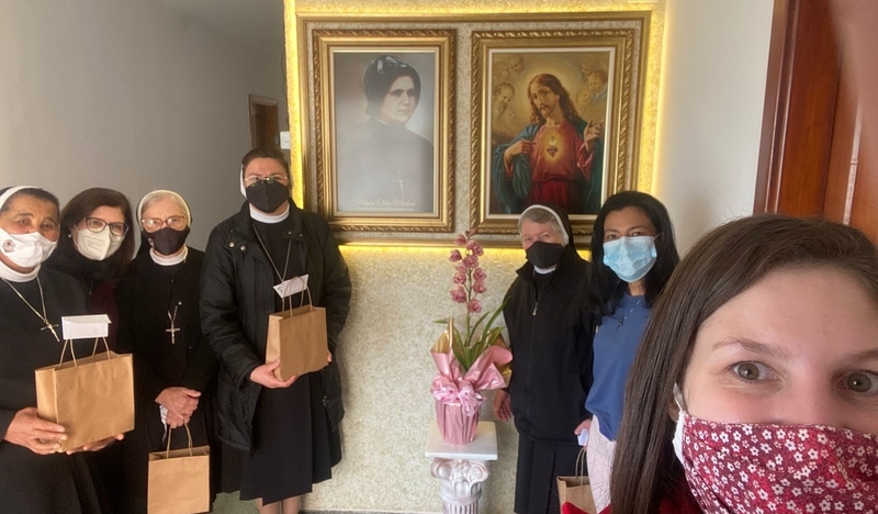 Comunidade Educacional do SAGRADO PG homenageia as Irmãs pelo Dia dos Religiosos
